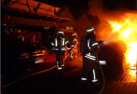 Die Einsatzkräfte der Feuerwehren aus Mühlacker und Enzberg löschten die Flammen.