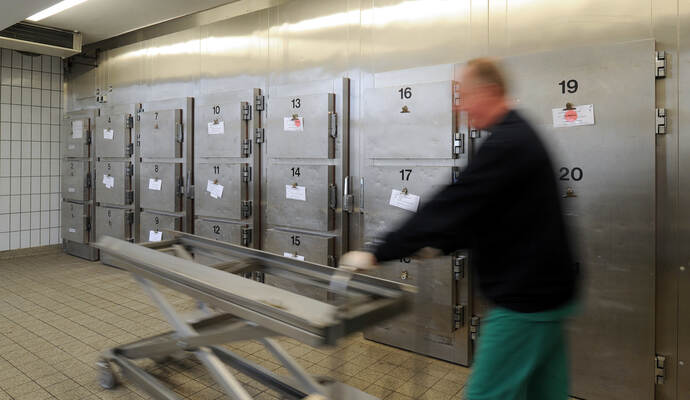 Der Leichnam wurde von den zuständigen Gerichtsmedizinern obduziert. Der Leichnam wurde von den zuständigen Gerichtsmedizinern obduziert.