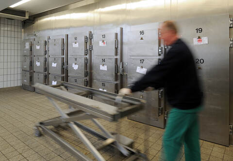 Der Leichnam wurde von den zuständigen Gerichtsmedizinern obduziert.