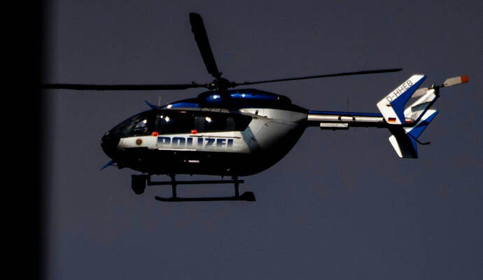 Ein Polizeihubschrauber, der in der Nacht zum Montag über einem Wald in Neulingen kreiste, hat für Aufsehen bei den Bürgern gesorgt. Ein Polizeihubschrauber, der in der Nacht zum Montag über einem Wald in Neulingen kreiste, hat für Aufsehen bei den Bürgern gesorgt.