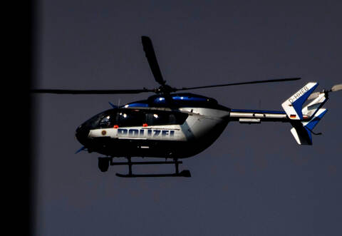 Ein Polizeihubschrauber, der in der Nacht zum Montag über einem Wald in Neulingen kreiste, hat für Aufsehen bei den Bürgern gesorgt.