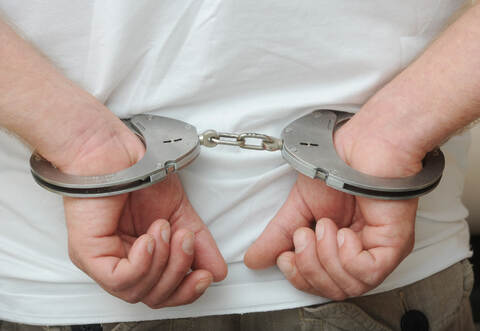 Der Dieb floh, doch schnell klickten die Handschellen. Symbolbild: dpa