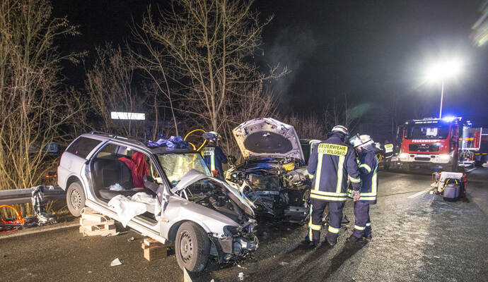 Von den Fahrzeugen sind nur noch Wracks übrig geblieben. Vier Personen wurden bei dem Unfall verletzt. Von den Fahrzeugen sind nur noch Wracks übrig geblieben. Vier Personen wurden bei dem Unfall verletzt.