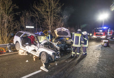 Von den Fahrzeugen sind nur noch Wracks übrig geblieben. Vier Personen wurden bei dem Unfall verletzt. 