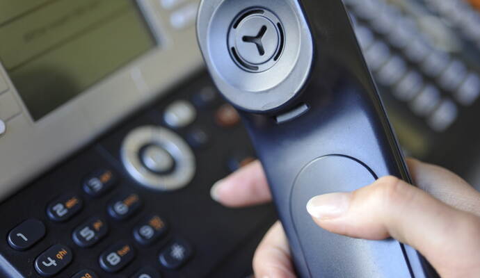 Bei den Ermittlungen zum Anrufer ergab sich, dass der Anschlussinhaber sein Mobiltelefon kurzfristig an einen Bekannten verliehen hatte. Bei den Ermittlungen zum Anrufer ergab sich, dass der Anschlussinhaber sein Mobiltelefon kurzfristig an einen Bekannten verliehen hatte.
