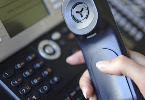 Bei den Ermittlungen zum Anrufer ergab sich, dass der Anschlussinhaber sein Mobiltelefon kurzfristig an einen Bekannten verliehen hatte.