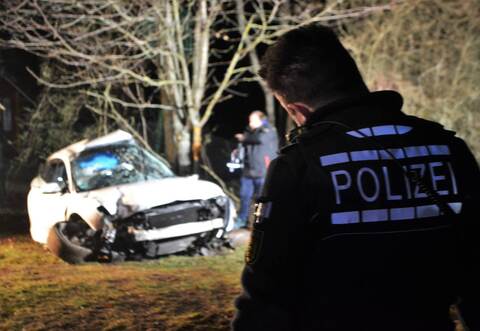 Der Fahrer und ein Mitfahrer sind bei dem Unfall im Wagen eingeklemmt worden.
