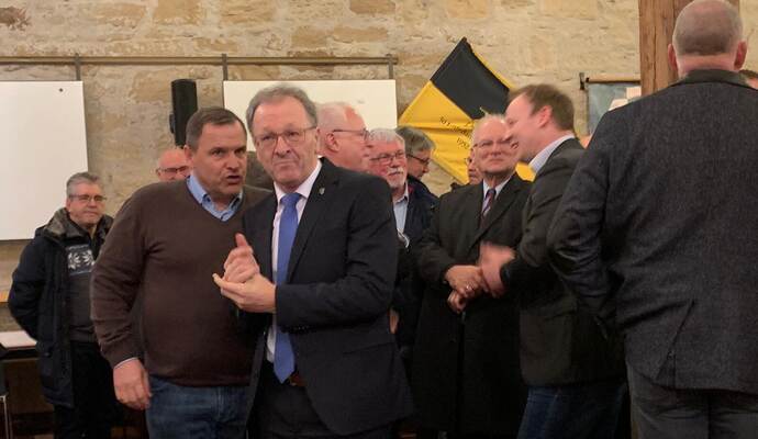 Kann aufatmen: Thomas Nowitzki (vorne) bleibt Bürgermeister von Oberderdingen - und das mit einem eindeutigen Wahlergebnis.