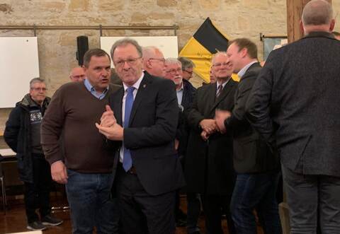 Kann aufatmen: Thomas Nowitzki (vorne) bleibt Bürgermeister von Oberderdingen - und das mit einem eindeutigen Wahlergebnis.