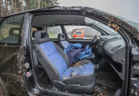 Die Feuerwehr musste beide Insassen des VW aus dem Auto befreien. 