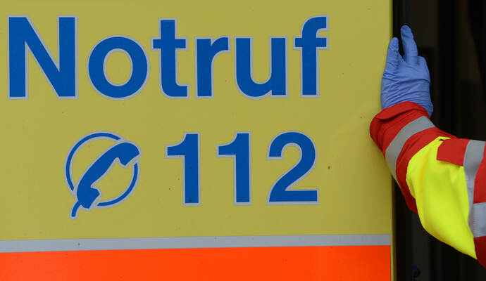Der Rettungsdienst brachte den 18-Jährigen ins Krankenhaus. Der Rettungsdienst brachte den 18-Jährigen ins Krankenhaus.