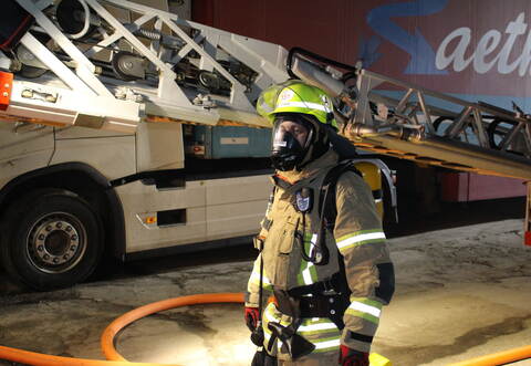 Um sich vor der Rauchentwicklung in Lomersheim zu schützen, haben die Einsatzkräfte der Feuerwehr Atemschutzmasken getragen.