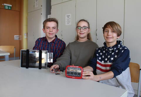 Fahrradfahren, ohne sich beim Abbiegen umdrehen zu müssen – das wollen zum Beispiel die Siebtklässler Louis Sturz (links), Eileen Rauch und Luca Göbel.