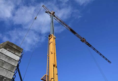 Der Kran stürzte auf zwei Häuser, 36 Bewohner mussten ihre Wohnungen verlassen.