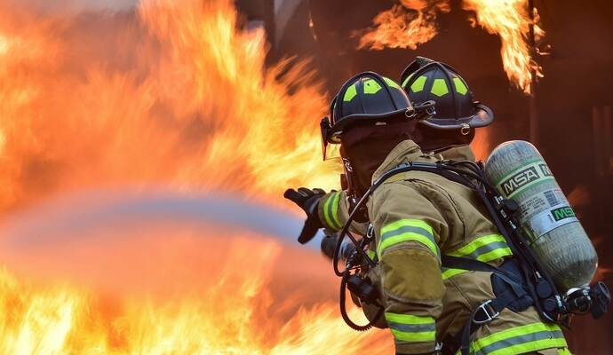 Die Feuerwehrleute kämpften am Samstagabend gegen die Flammen in Vaihingen an der Enz.