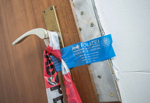 Das Polizeisiegel an der Tür weist noch auf ein Verbrechen hin.