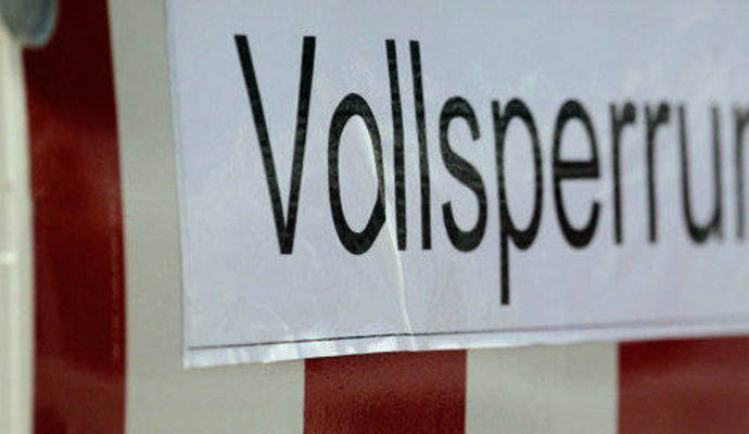 Die B35 wurde am Mittwoch voll gesperrt, weil ein Autotransporter an einer H&ouml;henbegrenzungsbake h&auml;ngengeblieben ist.