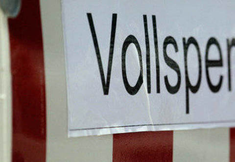 Die B35 wurde am Mittwoch voll gesperrt, weil ein Autotransporter an einer H&ouml;henbegrenzungsbake h&auml;ngengeblieben ist.