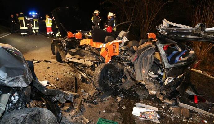 Für den Mann im BMW kam jede Hilfe zu spät. Der 32-Jährige starb noch an der Unfallstelle. Für den Mann im BMW kam jede Hilfe zu spät. Der 32-Jährige starb noch an der Unfallstelle.