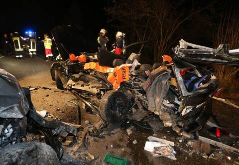 Für den Mann im BMW kam jede Hilfe zu spät. Der 32-Jährige starb noch an der Unfallstelle.