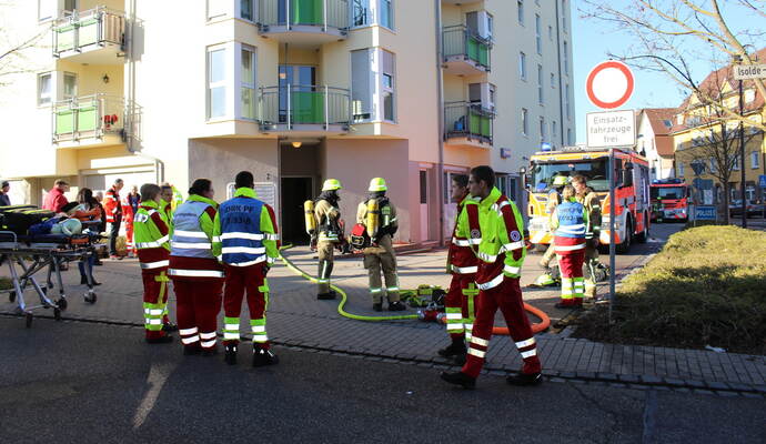 Während die Feuerwehr den Brand löschte, regelte die Polizei den Verkehr. Während die Feuerwehr den Brand löschte, regelte die Polizei den Verkehr.