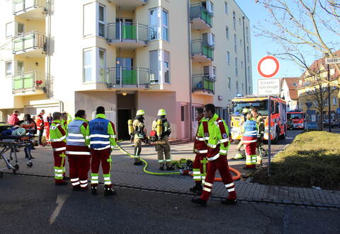Während die Feuerwehr den Brand löschte, regelte die Polizei den Verkehr.