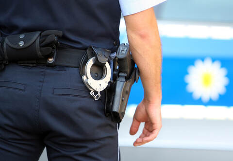 Die Polizistin wurde von dem Mann so stark verletzt, dass sie dienstunfähig war.