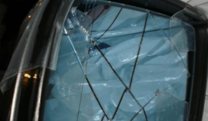 Notdürftig geflickt: der Rückspiegel eines Autos, den der Angreifer in Singen abgetreten hatte.