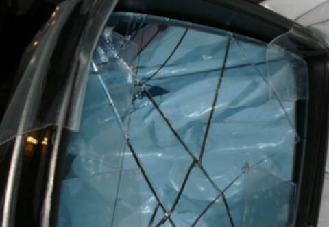 Notdürftig geflickt: der Rückspiegel eines Autos, den der Angreifer in Singen abgetreten hatte.