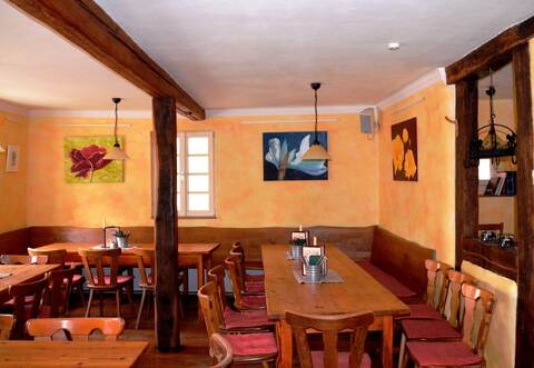 Birgit Günther zeigt ihre künstlerischen Arbeiten in der Weinstube „Altes Rathaus“ in Knittlingen-Kleinvillars.