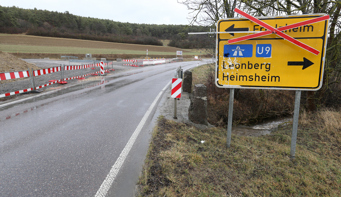 Wie das Regierungspräsidium in Karlsruhe bekannt gab, wird ab Montag, 4. März, auch die L573 zwischen Tiefenbronn und dem Knotenpunkt L573/L1175 für den Verkehr bis voraussichtlich Ende Mai 2019 gesperrt.