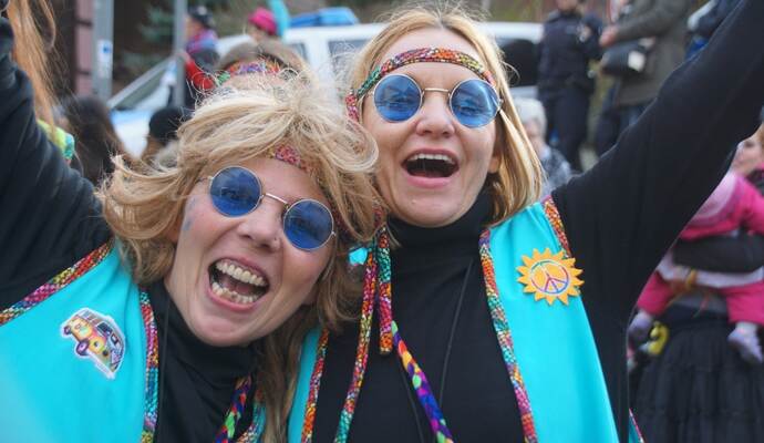 Ihren närrischen Spaß hatten auch Hippies beim großen Faschingsumzug in Bilfingen.