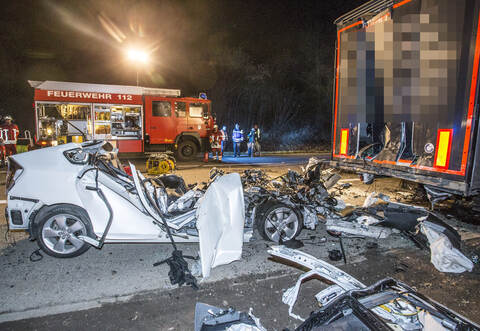 Für den Fahrer des Toyota kam jede Hilfe zu spät.