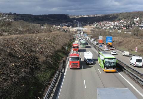 Kompliziertes Baufeld und viel Arbeit: Der Ausbau der A 8 bei Niefern (rechts), Eutingen (links) und Kieselbronn (hinten) ist eine Mammutaufgabe. Kostensteigerungen machen das noch deutlicher. Vorbereitende Arbeiten laufen schon lange: hier Rodungen 2019 und die damals erneuerte Eisenbahnbrücke. Archivbild: Ketterl