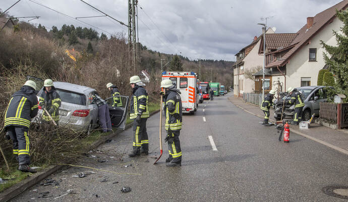 Bei einem Frontalcrash in Ispringen wurde ein Renault in einen Vorgarten geschleudert, während ein Mercedes im Grünstreifen neben der Straße landete.