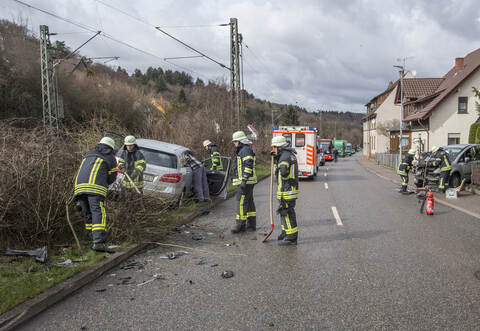 Bei einem Frontalcrash in Ispringen wurde ein Renault in einen Vorgarten geschleudert, während ein Mercedes im Grünstreifen neben der Straße landete.