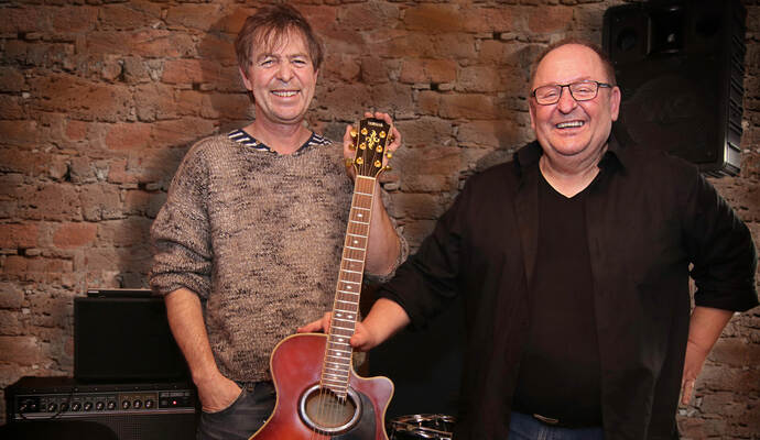 Fools-Garden-Sänger Peter Freudenthaler (links) und Harry Klenk, Sänger und Gitarrist von You, Holztrio und Roadsong, haben ein gemeinsames musikalisches Bühnenprogramm geplant.