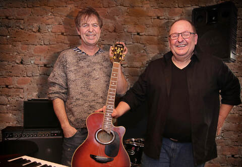 Fools-Garden-Sänger Peter Freudenthaler (links) und Harry Klenk, Sänger und Gitarrist von You, Holztrio und Roadsong, haben ein gemeinsames musikalisches Bühnenprogramm geplant.