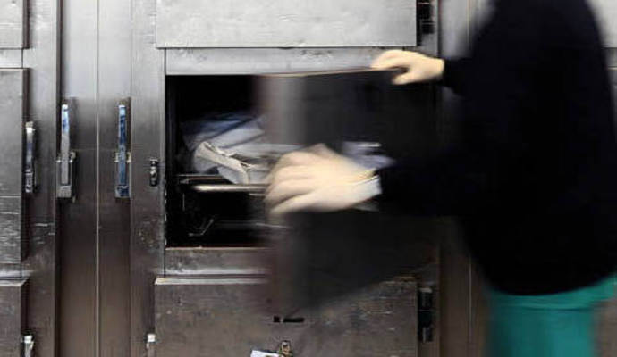 Das Rätsel um die zwischen Mühlhausen und Roßwag in der Enz treibende Frauenleiche konnte trotz vorläufigem Obduktionsergebnis noch nicht gelöst werden. Das Rätsel um die zwischen Mühlhausen und Roßwag in der Enz treibende Frauenleiche konnte trotz vorläufigem Obduktionsergebnis noch nicht gelöst werden.
