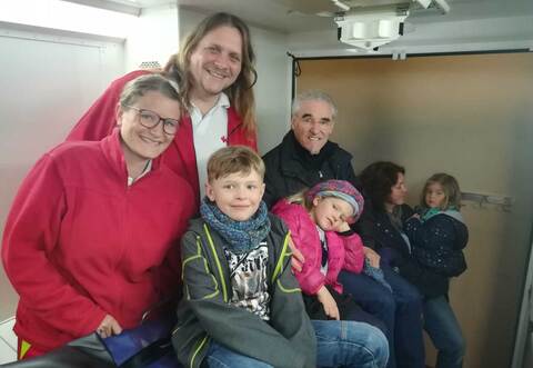 Die DRK-Mitarbeiter Lena Friedrich (von links) und Robert Fazekas hießen in der Rettungswache Mühlacker ihren ehemaligen Patienten Hans Bossert willkommen. Er hatte seine Tochter Verena Model samt Enkelkindern Götz, Greta und Frida mitgebracht.