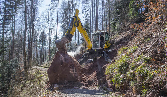 Ein Bagger beförderte einen Teil des Brockens den Hang hinab. Ein Bagger beförderte einen Teil des Brockens den Hang hinab.
