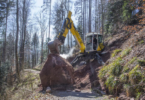 Ein Bagger beförderte einen Teil des Brockens den Hang hinab.