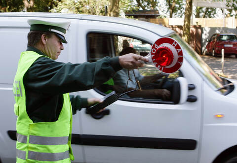 An der Unfallstelle in Bretten war mit Pylonen eine Absperrung eingerichtet. Besonders ärgerlich war für die mit der Unfallaufnahme beschäftigten Beamten, dass etwa bis zu 15 Autofahrer die Absperrung missachtet hatten.