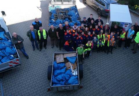 Reiche „Beute“ machten die 70 Helfer beim Birkenfelder Waldputz.