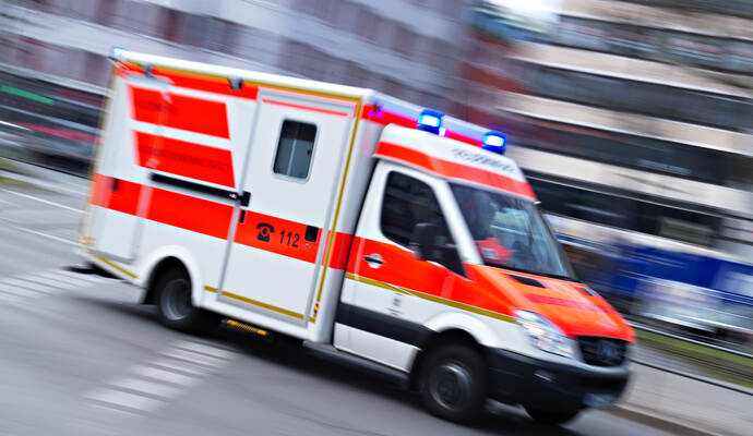 Die 24-Jährige wurde zum Glück nur leicht verletzt und wurde in ein Krankenhaus gebracht.