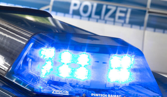 Zwar hatt5e der Besitzer des beschädigten Fahrzeugs Glück im Unglück - ein Zeuge hatte den Vorfall gesehen und das Kennzeichen des vermeintlichen Verursachers notiert - doch ist mittlerweile klar, dass der Besitzer des Autos mit dem entsprechenden Kennzeichen unschuldig ist. Die Polizei sucht nun nach dem Zeugen.