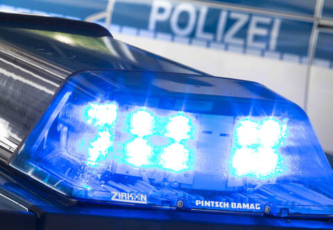 Zwar hatt5e der Besitzer des beschädigten Fahrzeugs Glück im Unglück - ein Zeuge hatte den Vorfall gesehen und das Kennzeichen des vermeintlichen Verursachers notiert - doch ist mittlerweile klar, dass der Besitzer des Autos mit dem entsprechenden Kennzeichen unschuldig ist. Die Polizei sucht nun nach dem Zeugen.