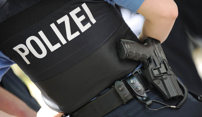 Insgesamt 14 Polizisten und zwei Hunde haben am Donnerstag eine Wohnung in Niefern durchsucht. Insgesamt 14 Polizisten und zwei Hunde haben am Donnerstag eine Wohnung in Niefern durchsucht.