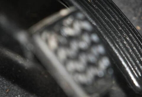 Die Frau verwechselte Gas und Bremse und verletzte ihren Ehemann schwer.