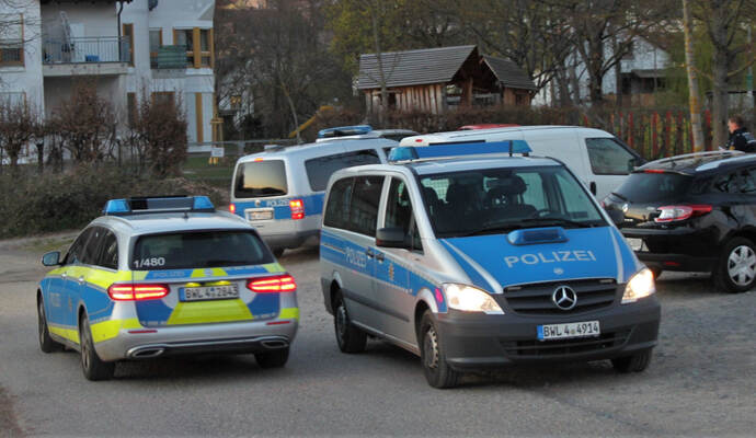 Insgesamt acht Fahrzeuge der Polizei waren vor Ort, um die Situation zu klären.